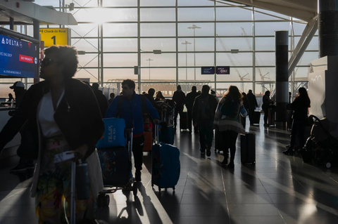 Thẻ tín dụng và dặm bay: Vũ khí bí mật giúp các hãng hàng không hái ra tiền