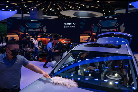 Trung Quốc tìm cách kiềm chế cơn sốt xe điện