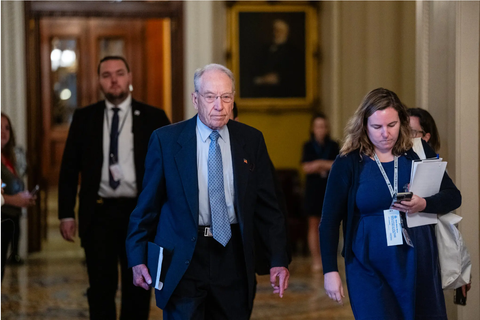 Đảng Cộng hòa siết chặt “công nghiệp phía sau cánh gà” quyết định học phí đại học Mỹ