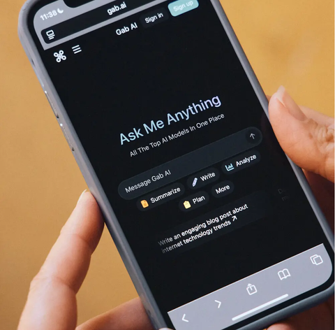 Chatbot “cánh hữu” và cuộc chiến sự thật: Khi AI trở thành vũ khí văn hoá – chính trị mới