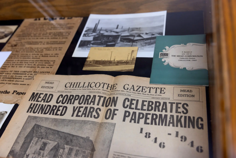 Lời hứa ở bãi đậu xe nhà máy giấy