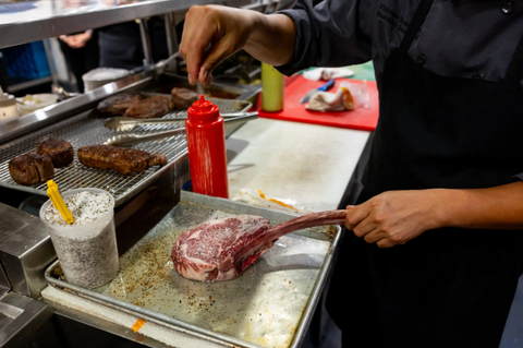 Khi giá bò leo thang, ngành steakhouse Mỹ bước vào “báo động đỏ”