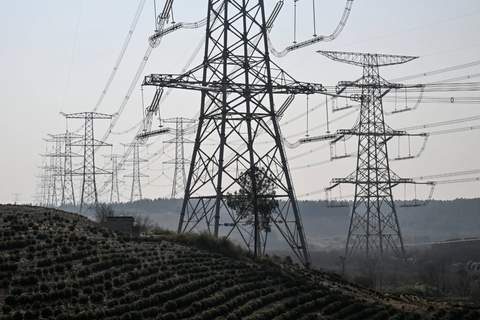 Trung Quốc vận hành xe điện và tàu cao tốc bằng điện như thế nào?