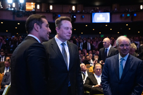 Elon Musk thách thức châu Âu và phép thử đối với luật không gian mạng