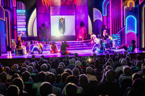 Khi sân khấu khu vực lao đao, vẫn có những nhà hát đi ngược dòng