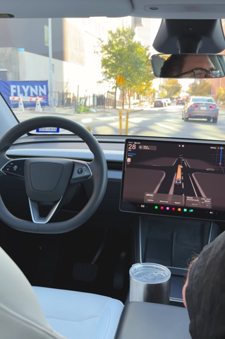 Robotaxi Tesla được phố Wall tung hô, nhưng trên đường phố vẫn còn lép vế