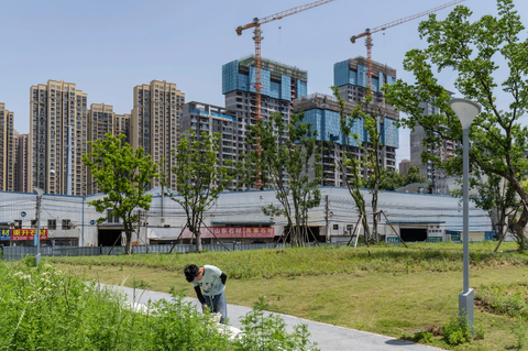 Cú rơi bất động sản đè nặng lên tăng trưởng của Trung Quốc