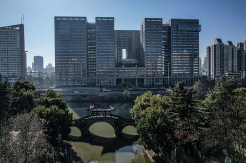 Đi nhanh, nhưng phải đi trong làn: Tham vọng AI của Trung Quốc