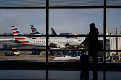 Cú sốc nhiên liệu bóp nghẹt hàng không và vận tải đường bộ