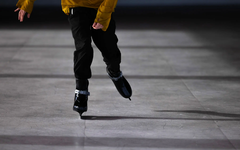 Băng tan, sân hockey làm bằng nhựa