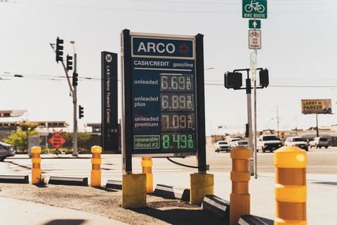 Giá xăng tăng, tài xế công nghệ đứng mũi chịu sào