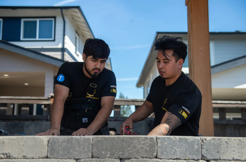 Việc làm cổ cồn xanh chững lại, cơ hội cho lao động trẻ thu hẹp