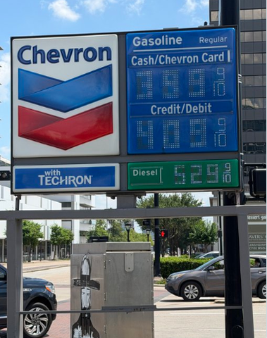 “Phụ phí xăng bí ẩn” và quyền lực của Chevron tại California