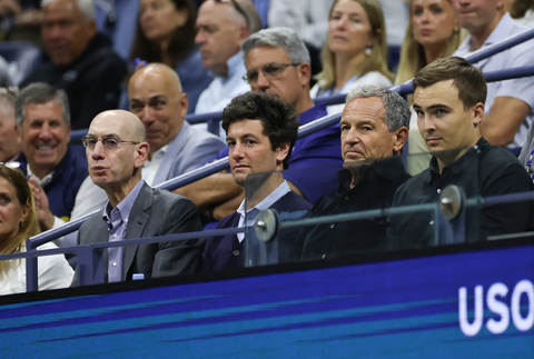 Từ tình bạn đến thương vụ Lakers của Bob Iger và Joshua Kushner