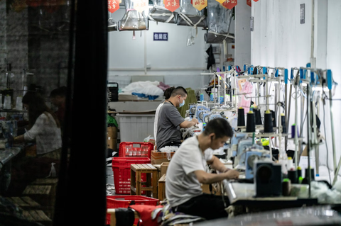 Hai chính sách âm thầm chống lưng cho cỗ máy xuất khẩu Trung Quốc