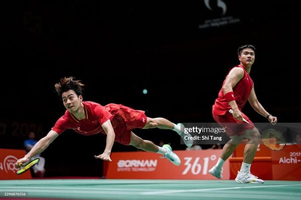 Liang Weikeng/Wang Chang Đánh cầu