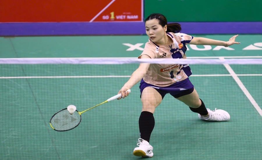 Nguyễn Thùy Linh đánh cầu