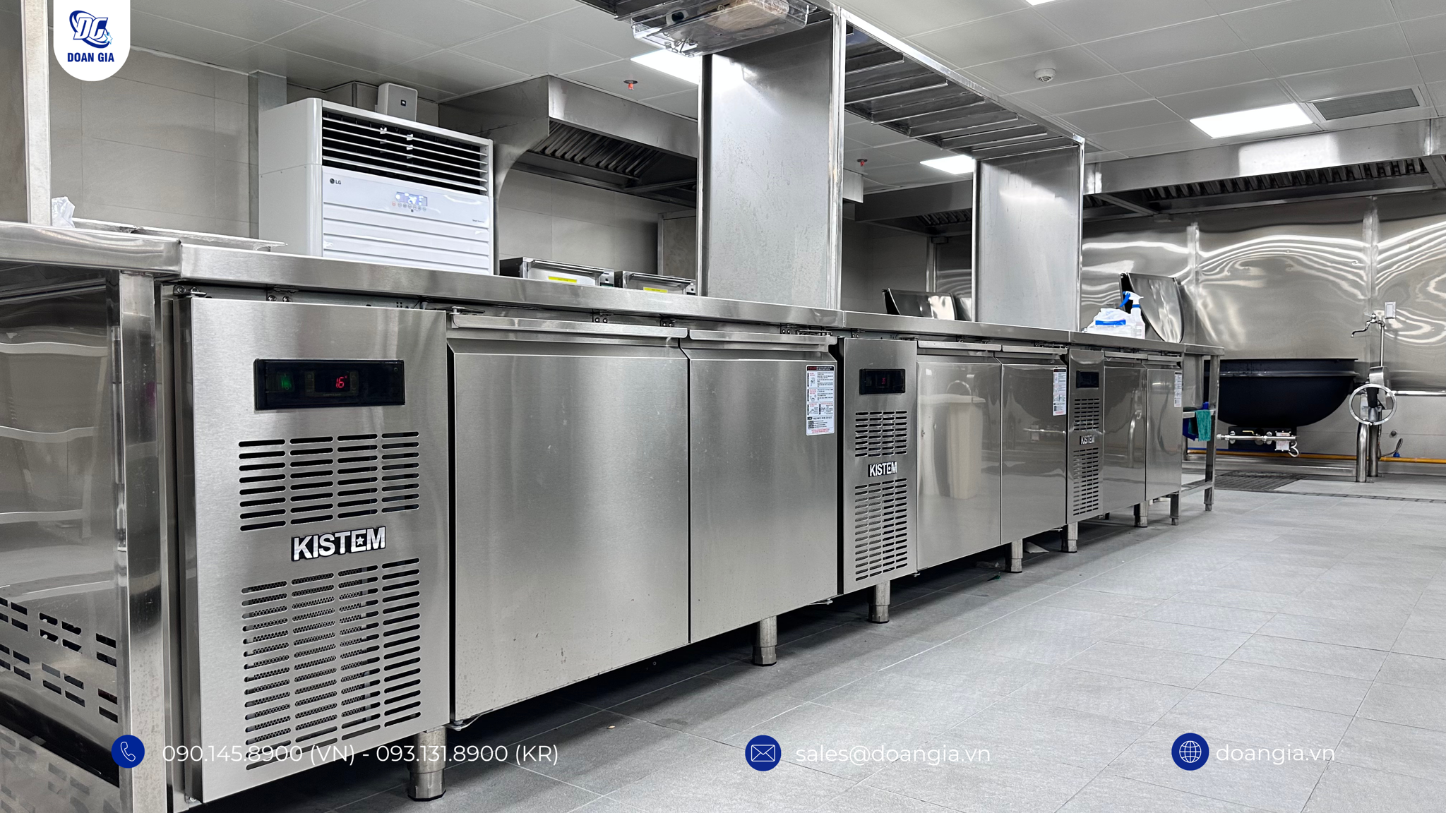 tủ mát bàn chặt inox
