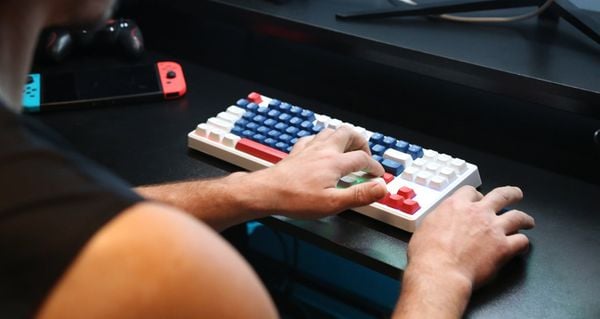 Điều chỉnh đúng tư thế đặt tay khi ngồi bàn làm việc