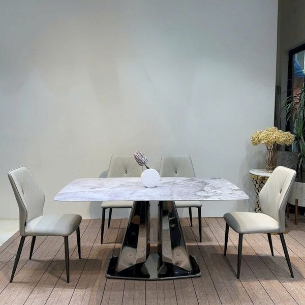 Bàn ăn mặt đá 4 ghế phù hợp với các gia đình nhỏ