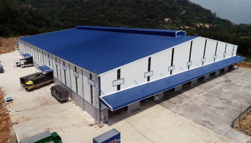 Thi công cách nhiệt mái tôn nhà xưởng – giải pháp giảm nhiệt 5–10°C