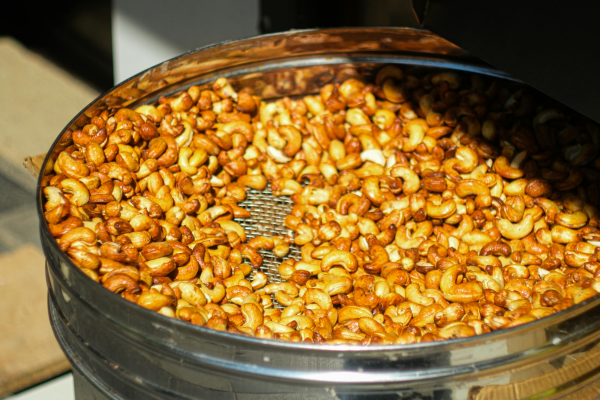 Hạt điều rang củi và rang máy khác nhau như thế nào?