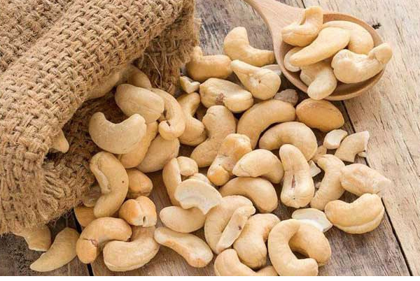 Sự khác biệt giữa hạt điều tẩm vị và hạt điều truyền thống