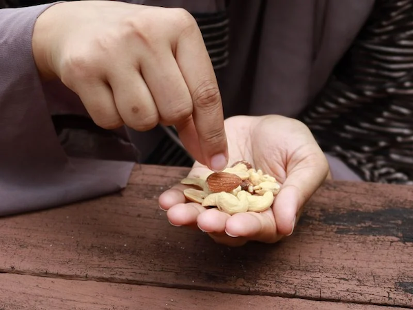 Hạt điều tẩm vị có phù hợp làm đồ ăn vặt hằng ngày cho người cao tuổi không?