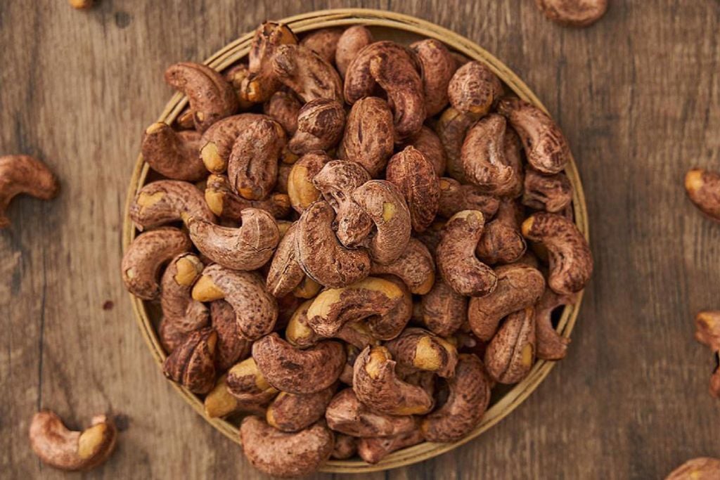 Vỏ lụa hạt điều có ăn được không? Giải đáp chi tiết