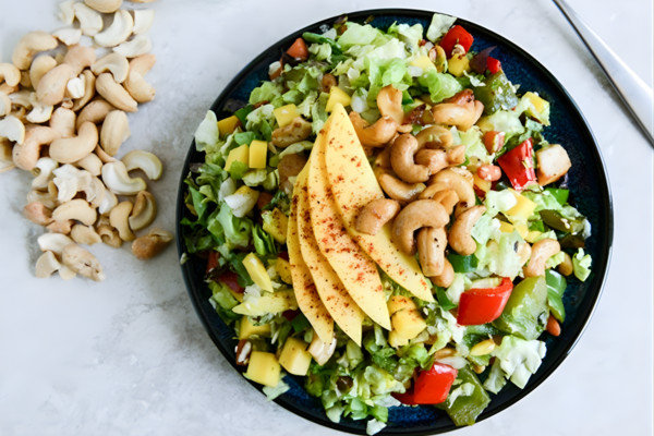 Đổi vị cuối tuần với cách làm salad mix hạt điều ngon miệng, dễ làm