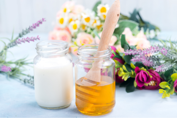 Kết hợp mật ong với sữa hạt điều được không?