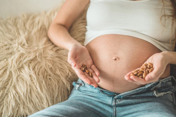 Giải đáp thắc mắc: Bà bầu 3 tháng đầu có nên ăn hạt điều không?