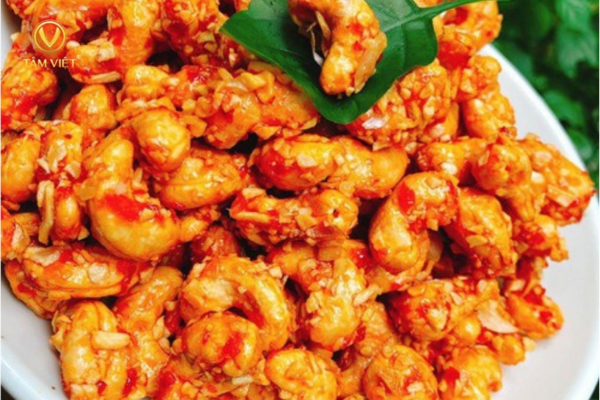 Bật mí cách làm hạt điều rang tỏi ớt lá chanh giòn rụm tại nhà