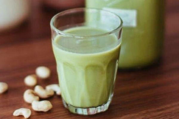 Hướng dẫn cách làm sữa hạt điều matcha thơm ngon, đập tan nắng nóng