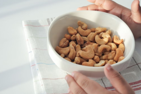 Người tiêu hóa kém có nên ăn hạt điều không?