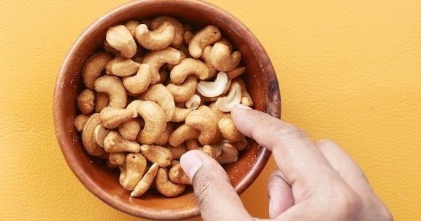 Kiểm tra hạt điều trước khi ăn