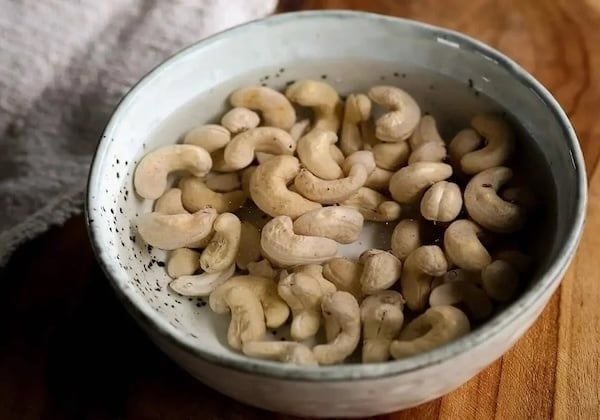 Tại sao có người khuyên ngâm hạt điều trước khi ăn?
