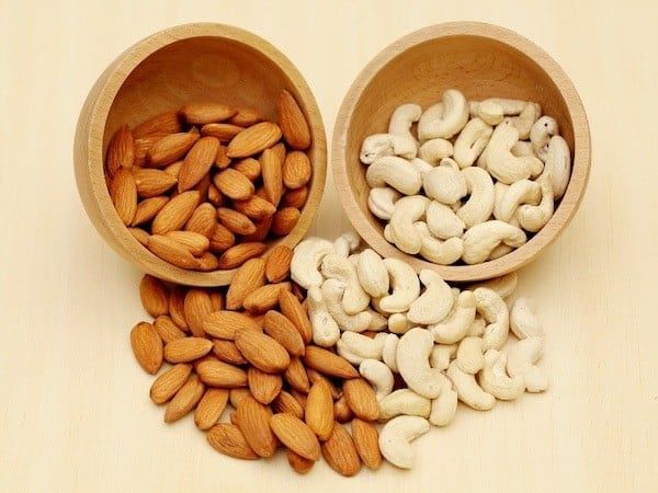 So sánh hạt điều và hạnh nhân