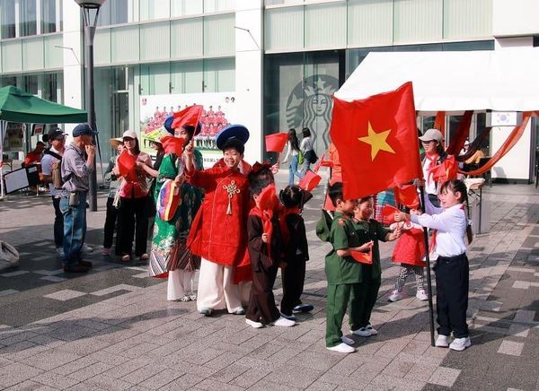 CUỘC THI ẢNH: KHOẢNH KHẮC BÉ HỌC TIẾNG VIỆT – LAN TỎA YÊU THƯƠNG, GIỮ GÌN TIẾNG MẸ ĐẺ