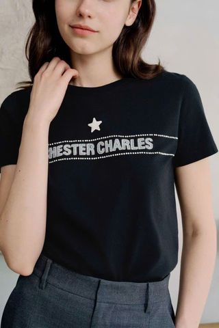Áo Thun Logo Chester Charles: Khi Item Basic Nói Lên Phong Cách Riêng