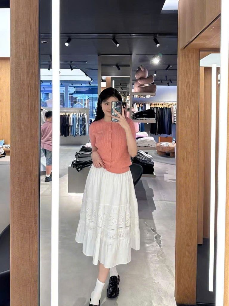 Chất liệu ren và lụa cho phong cách thời trang lãng mạn