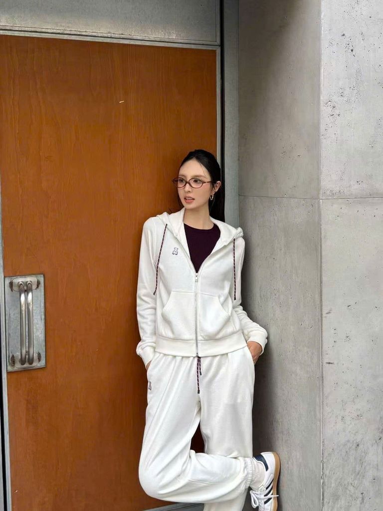 Áo nỉ: Từ món đồ giản dị đến biểu tượng phong cách mới của mùa Thu 2025