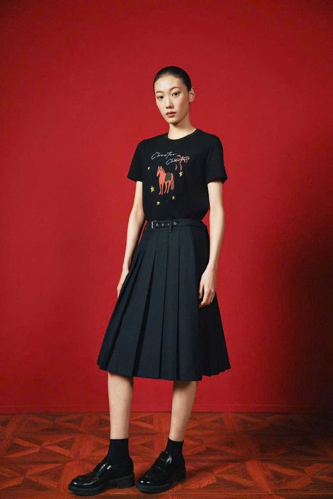 Black is Back: Xu hướng thống trị từ sàn diễn, màn ảnh đến tủ đồ “IT-girl”