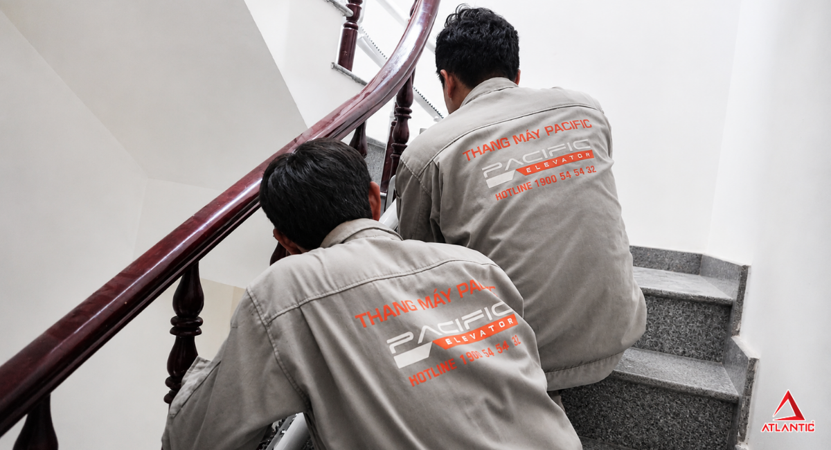 Hình ảnh nhân viên kỹ thuật lắp đặt thang ghế Stairlift