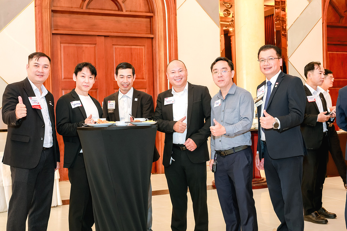 Kết nối đối tác kinh doanh tại sự kiện doanh nhân