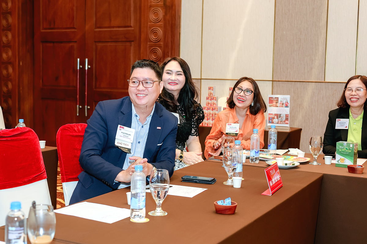 Bàn họp mặt doanh nghiệp có sản phẩm Rượu Mừng trưng bày