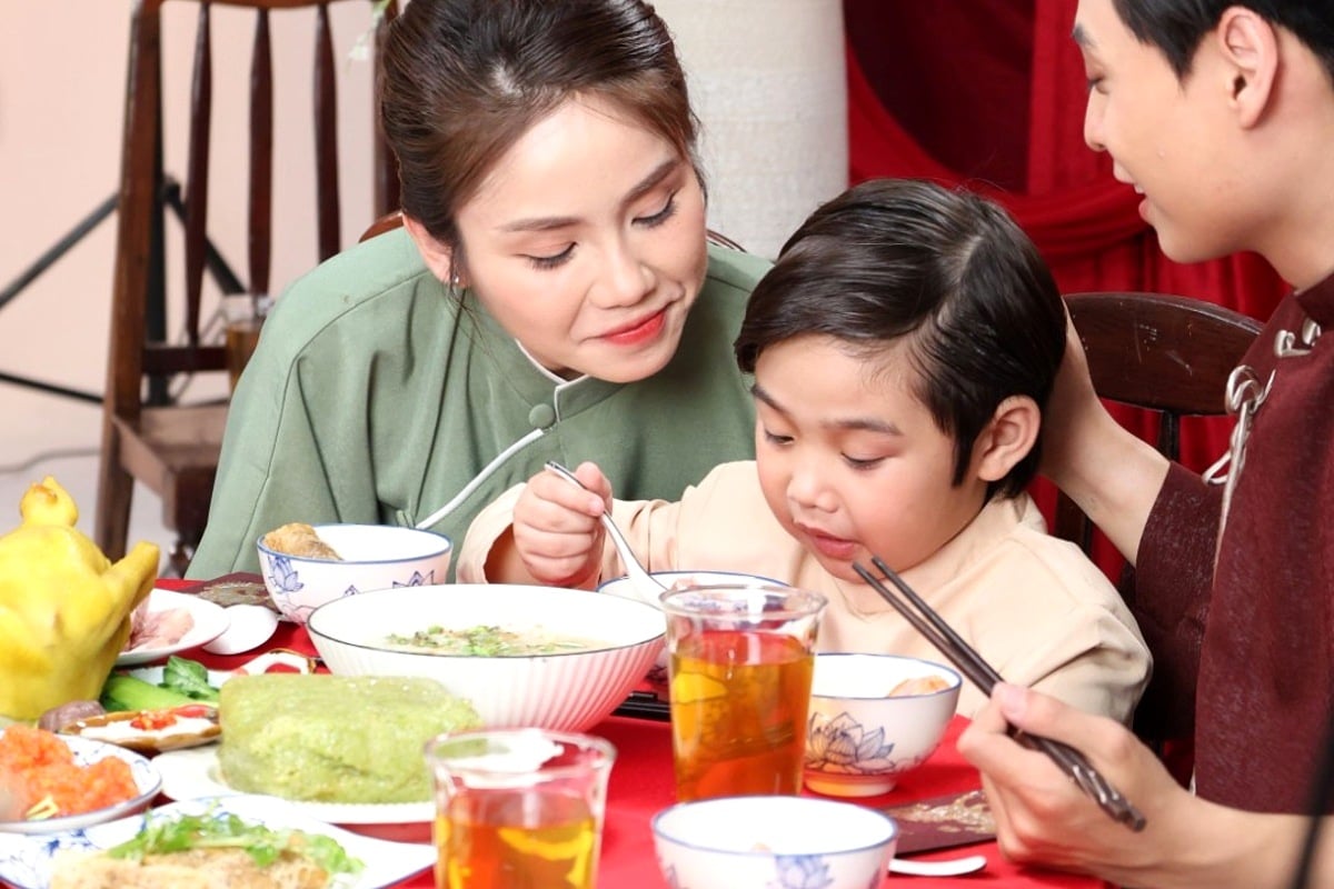 Gia đình Việt sum vầy bên mâm cơm ngày lễ