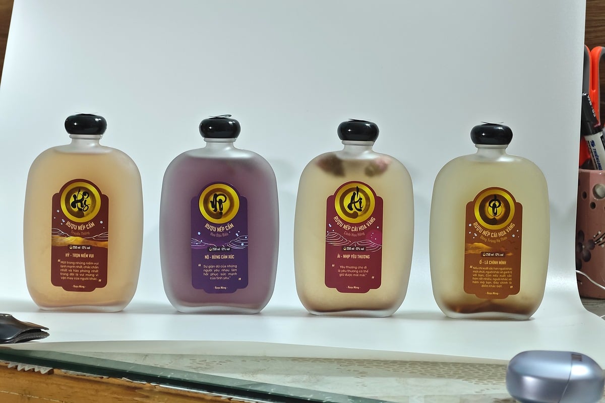 Bốn chai Rượu Mừng dung tích 250ml xếp hàng