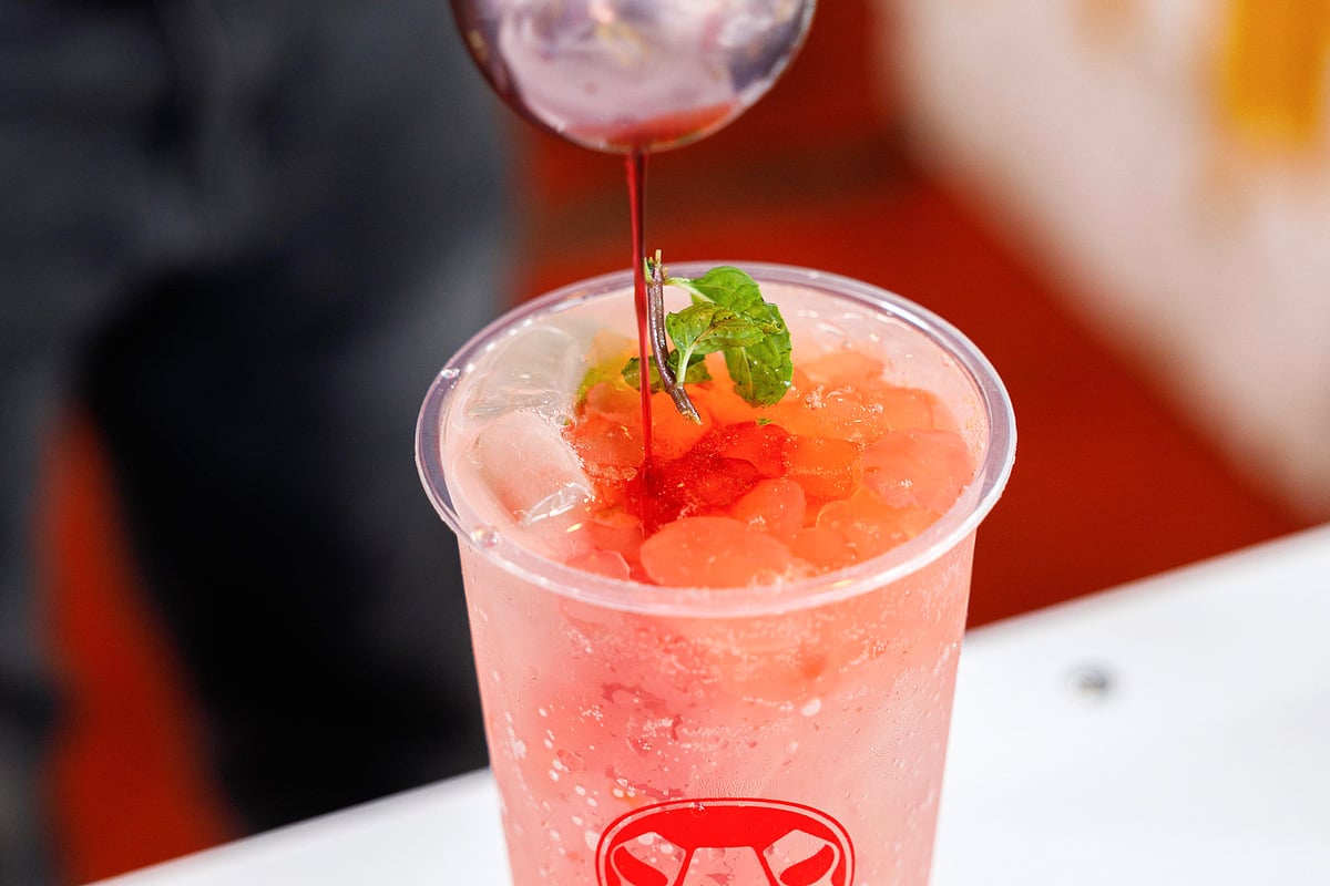 Ly mocktail hồng đá bào pha từ Rượu Mừng tại sự kiện