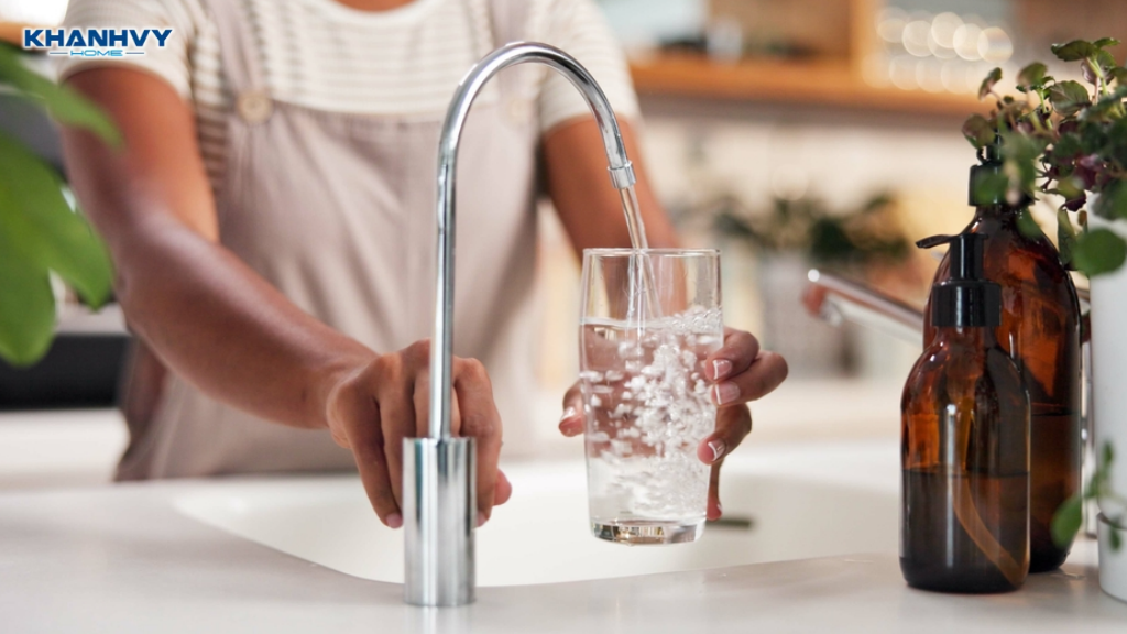 Hệ thống lọc tổng giúp giảm cặn bẩn, clo dư và mùi khó chịu, cải thiện chất lượng nước sinh hoạt.